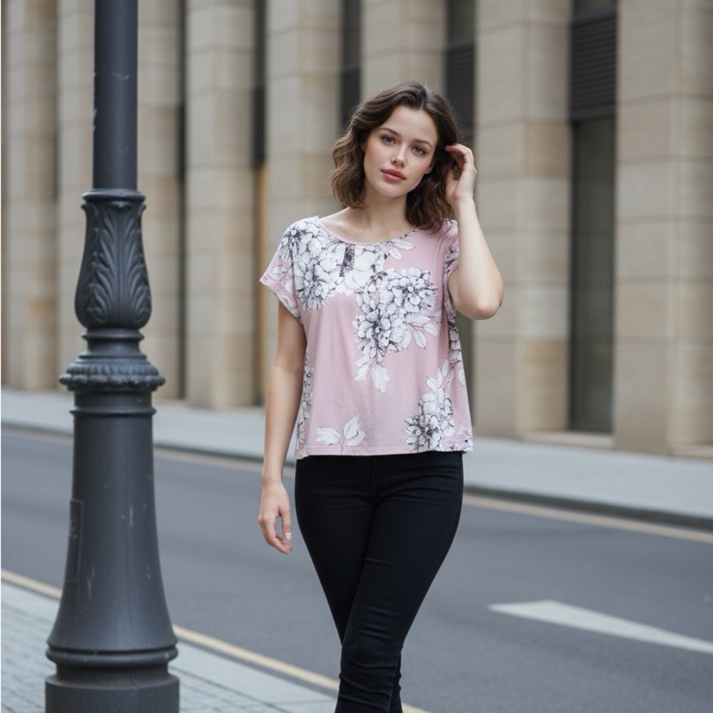 Chic Floral Blouse in Pink and White